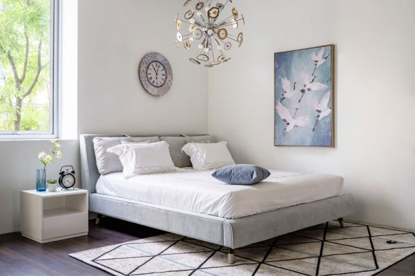 Giường ngủ bọc vải Pio màu xám trắng sang trọng