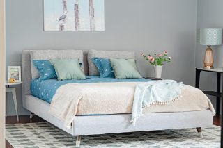 Giường ngủ Pio bọc vải màu xám trắng nhẹ nhàng thanh lịch