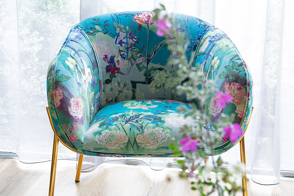 Sofa đôn Armchair mùa hè cùng những họa tiết bông hoa rực rỡ