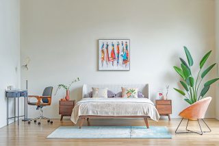 Phòng ngủ thanh lịch gọn gàng với gỗ và vải skagen