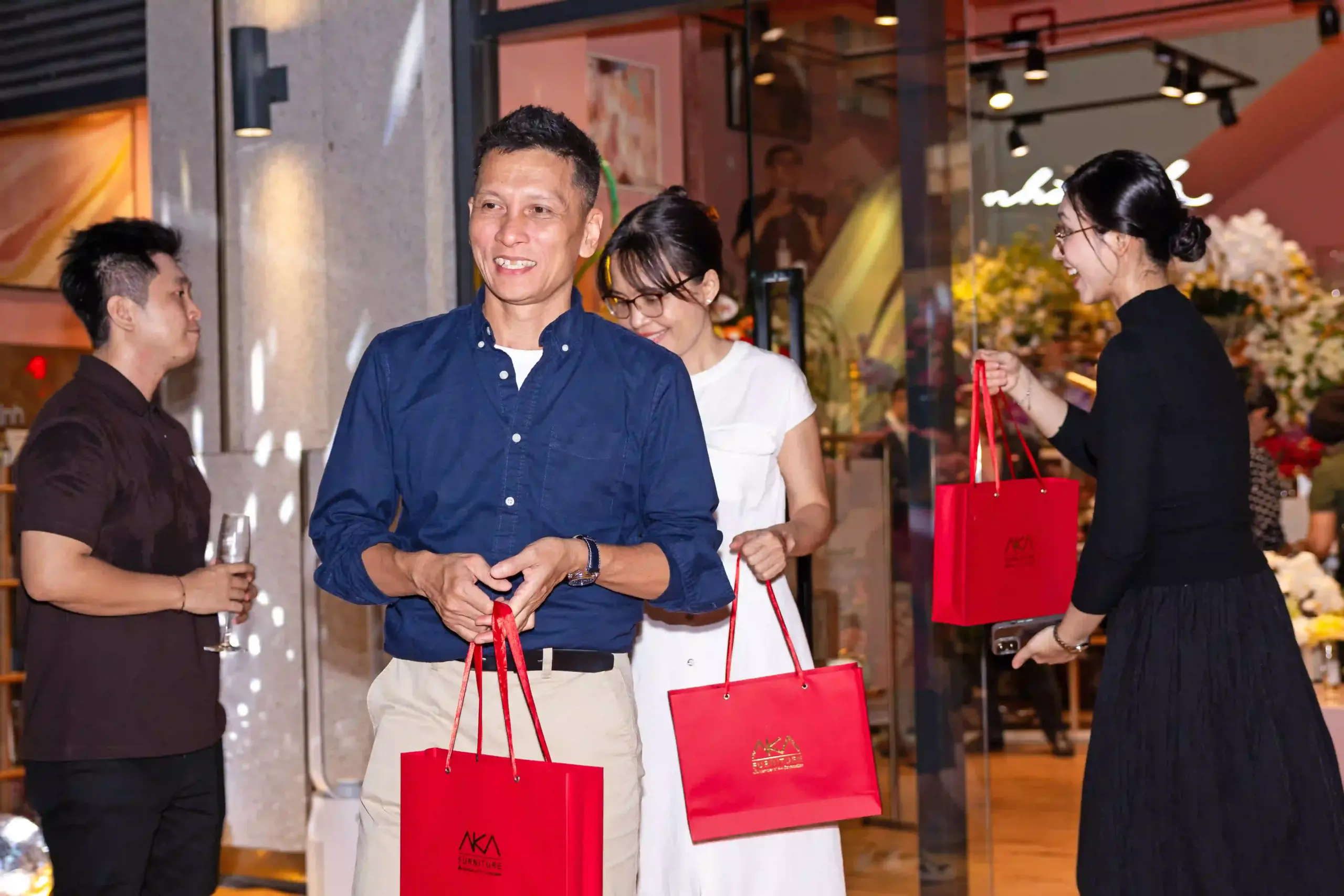 Khách mời nhận túi quà AKA tại sự kiện khai trương