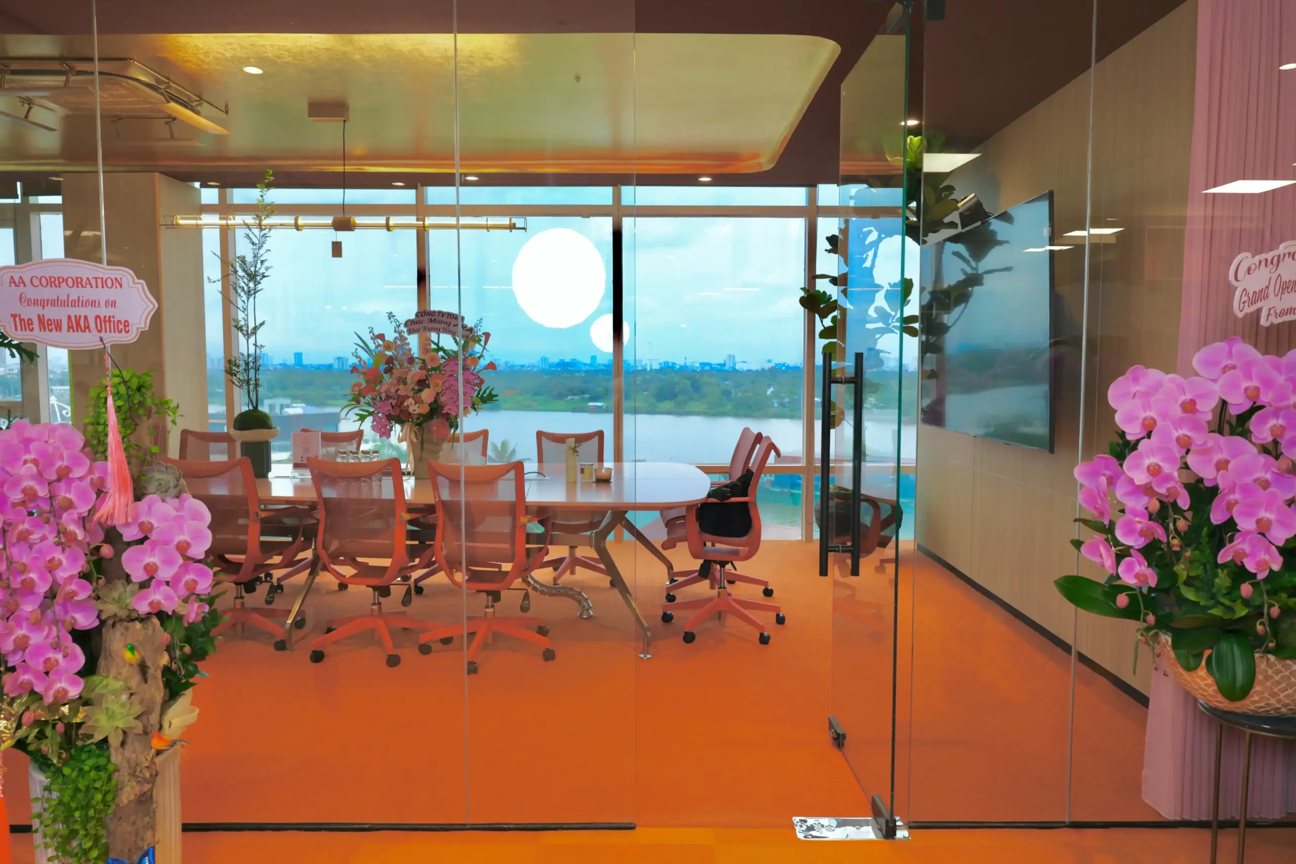 Không khí ấm áp cuối buổi lễ khai trương văn phòng mới AKA Furniture