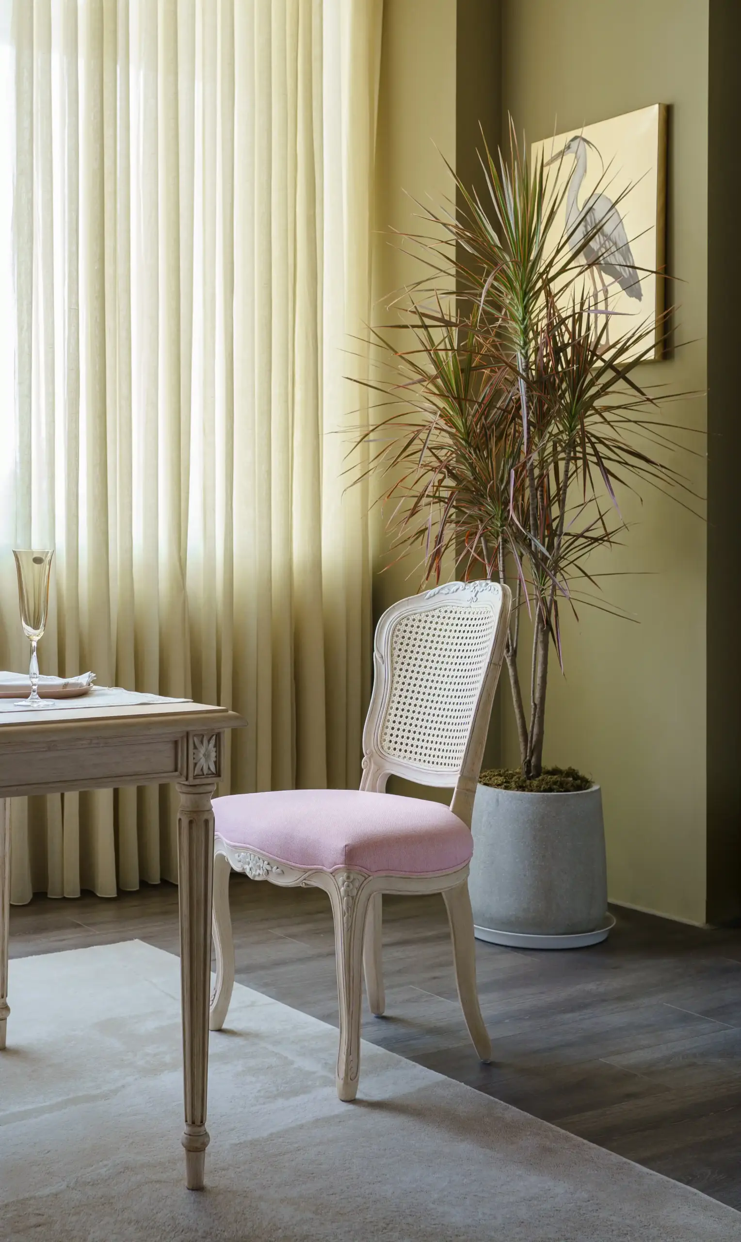 Ghế ăn Victoria với phần tựa mây đan mắt cáo thiết kế cổ điển
