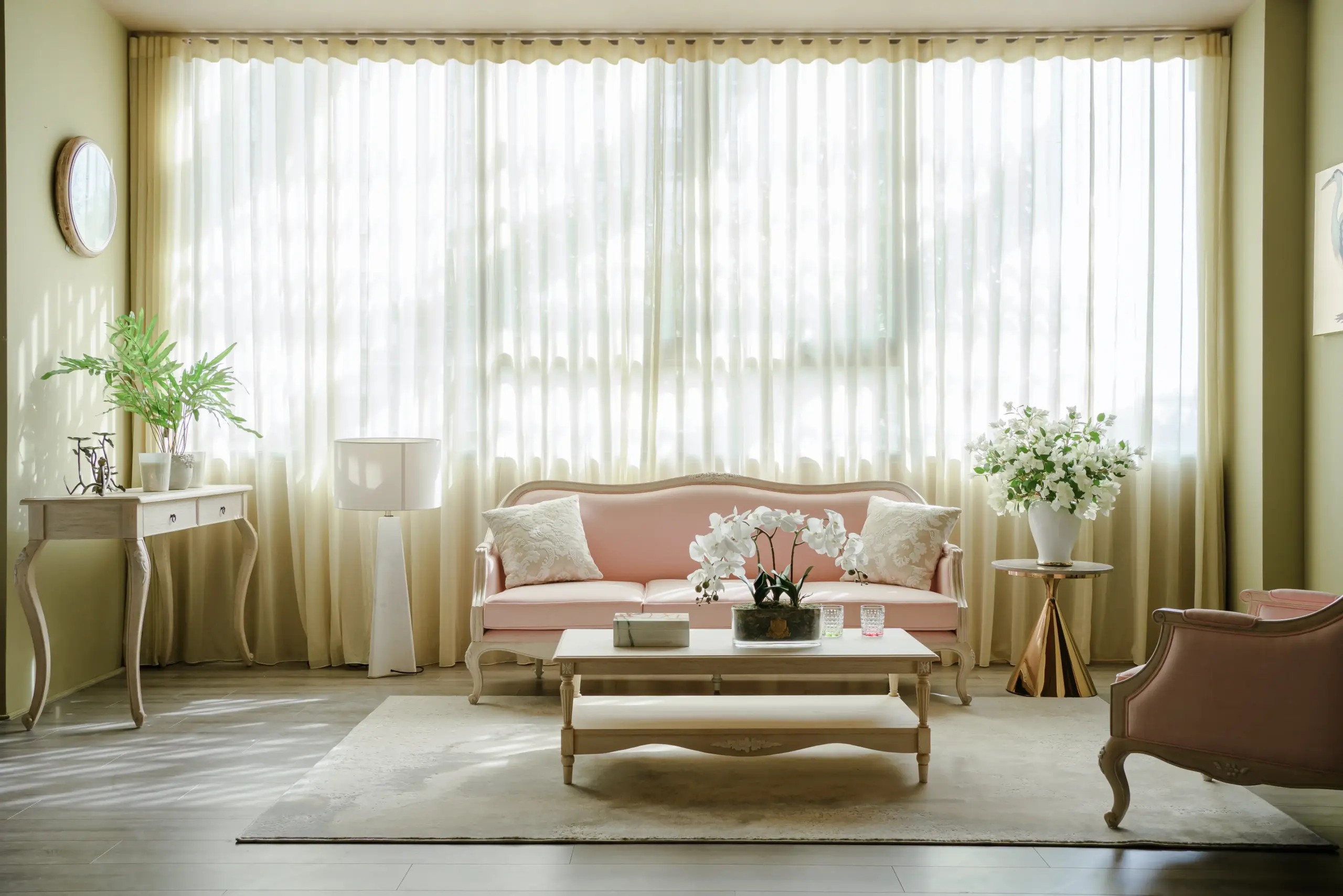 Sofa 3 chỗ và armchair Victoria trong không gian phòng khách phong cách Pháp