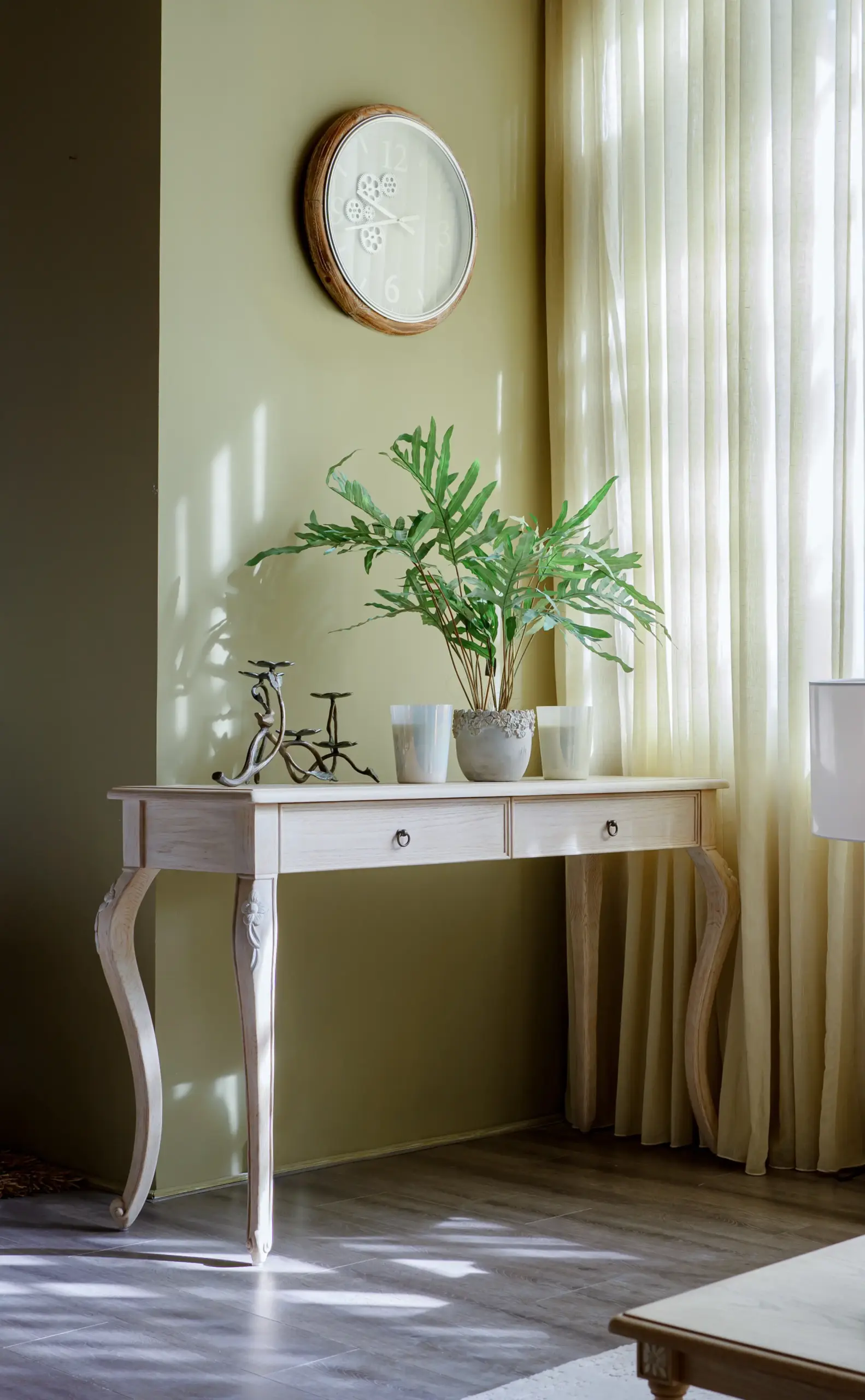 Tủ TV dáng thấp và bàn Console Victoria với tay nắm giả cổ